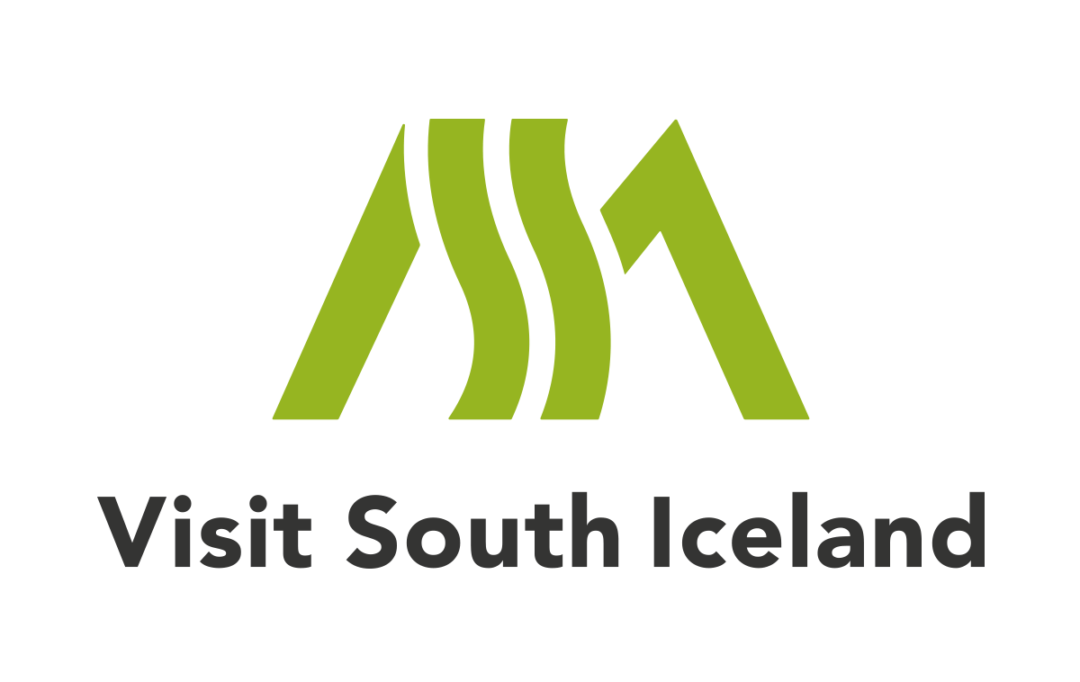 Merki áfangastaðarins á ensku - Grænt merki með svörtum stöfum þar sem stendur Visit South Iceland