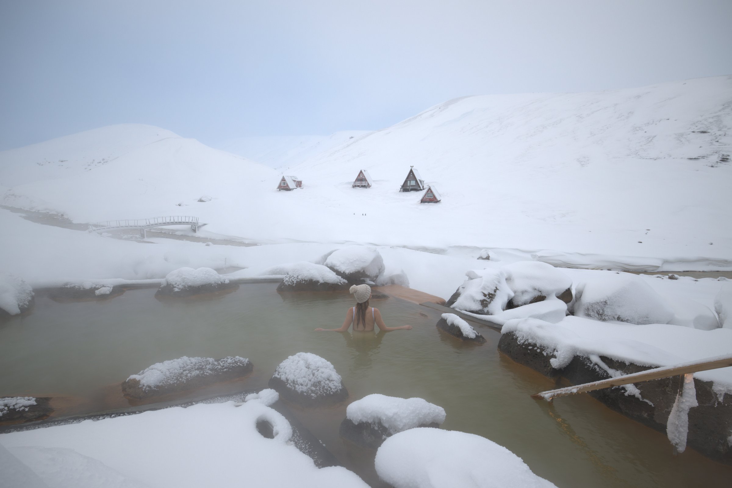 Gestur í heitri laug Hálendisbaðanna í snæviþöktum Kerlingarfjöllum