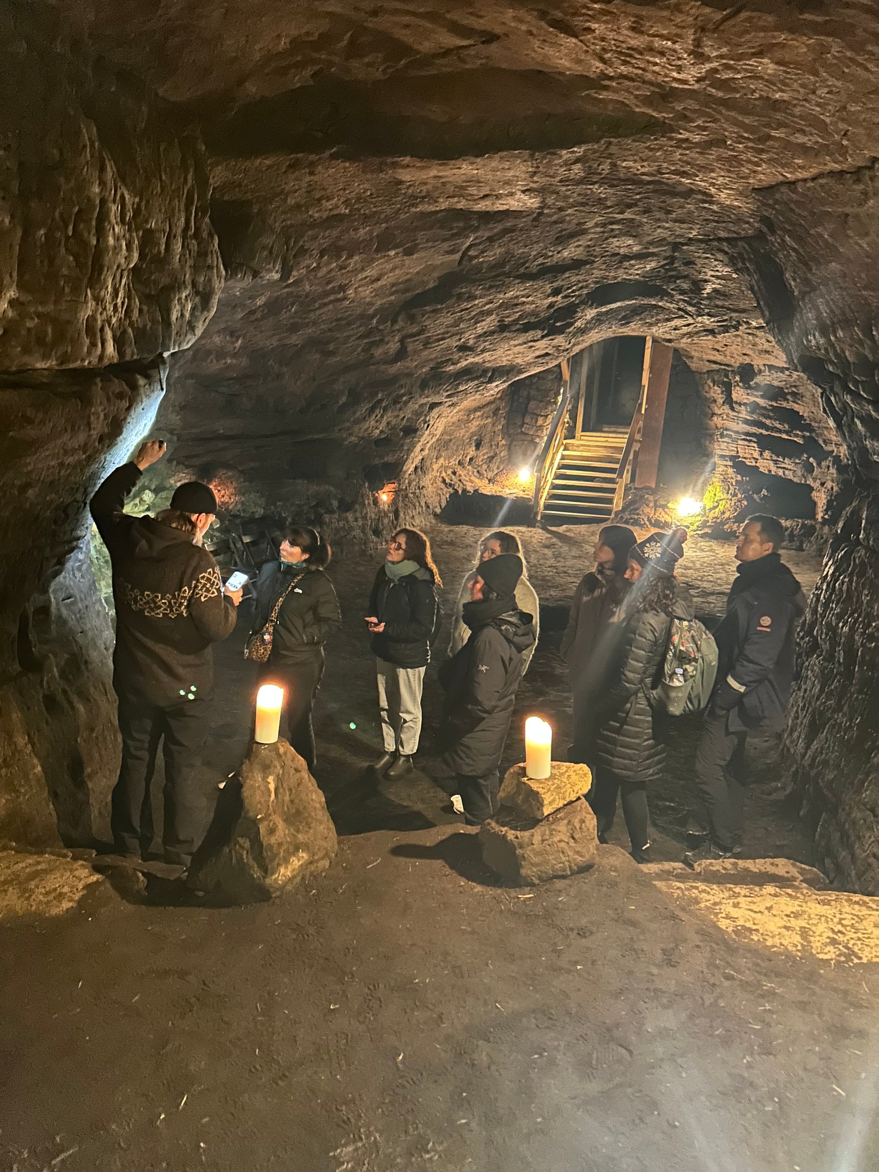 Hópurinn að skoða Caves of Hella