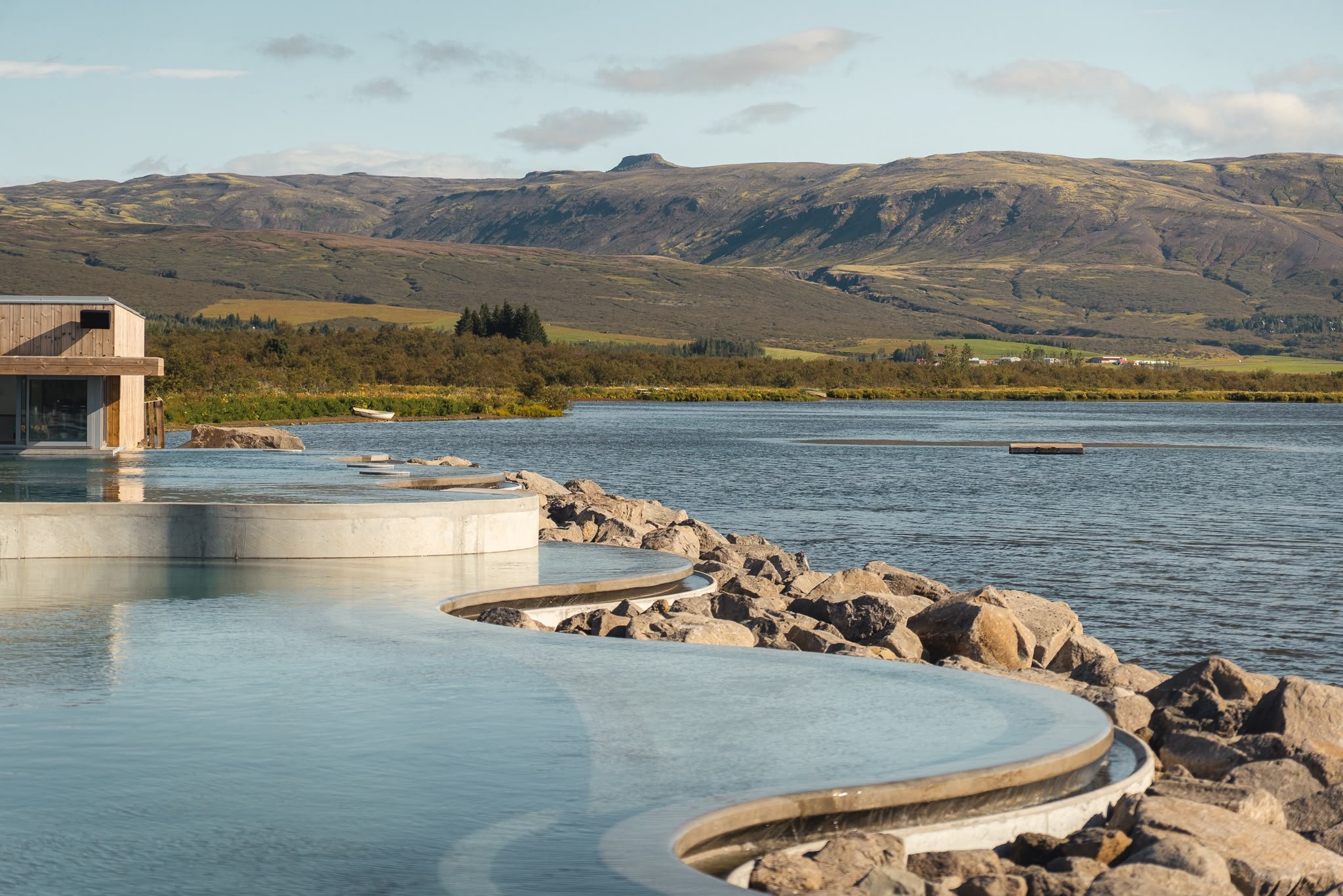 Laugar Laugarvatn Fontana sem ná út í Laugarvatn, með fjöllin handan vatnsins