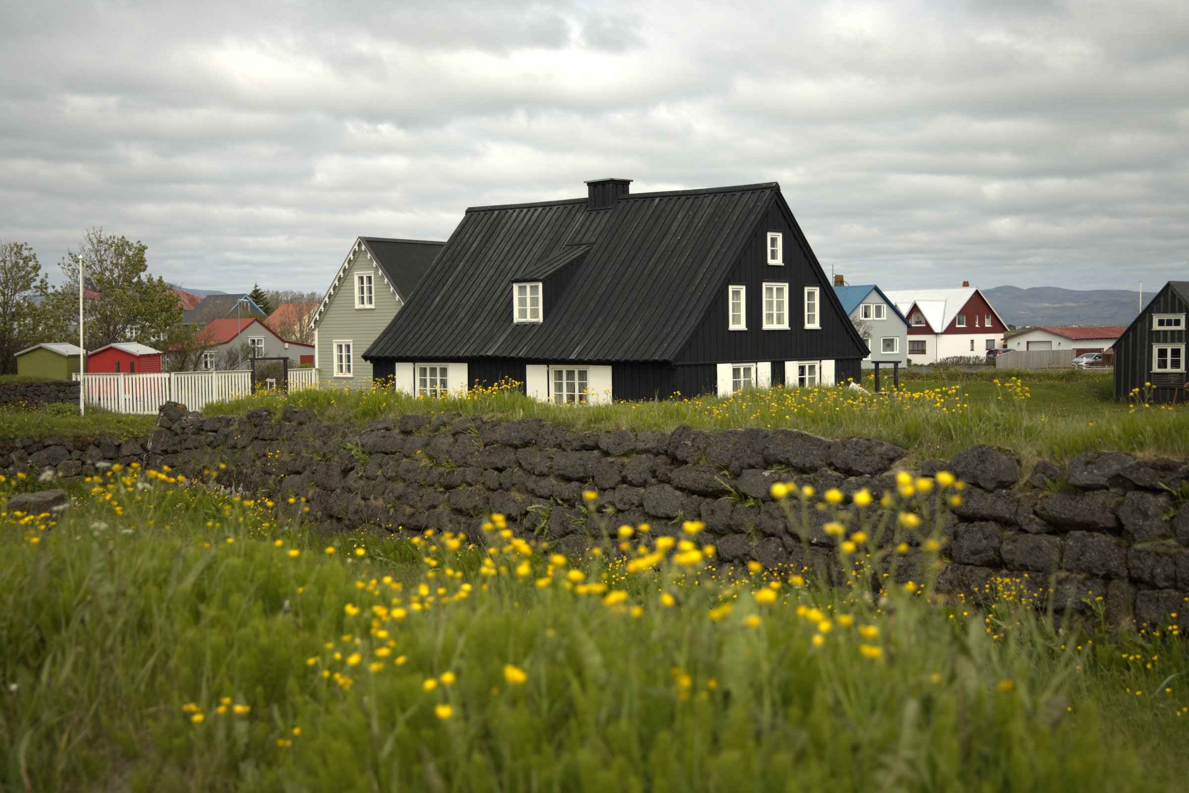 Mynd af Húsinu á Eyrarbakka að sumri