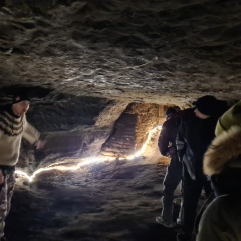 Hellaskoðun með Caves of Hella