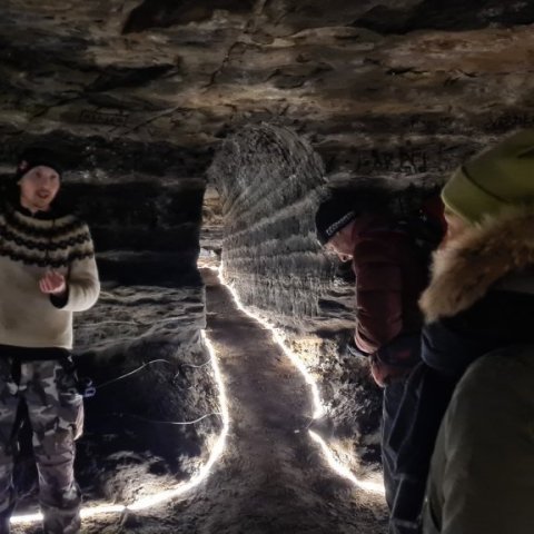 Hellaskoðun með Caves of Hella