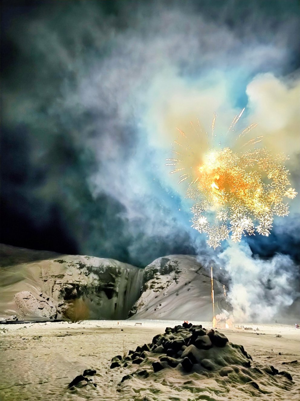 Fallegir flugeldar við Skógafoss. Ljósmynd Green Farm Stay.