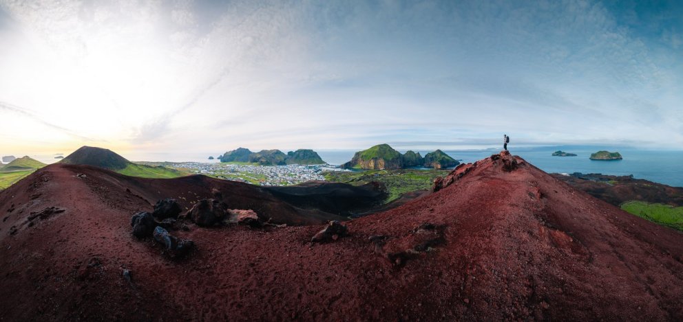 Ferðamaður stendur á toppi Eldfells. Ljósmyndari: Þráinn Kolbeinsson.