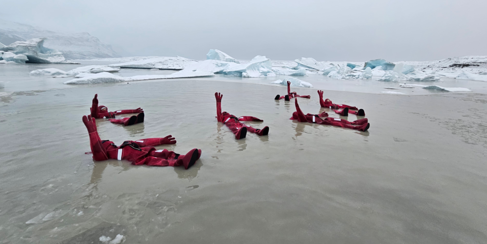 People floating safely in Fjallsárlón glacier lagoon.