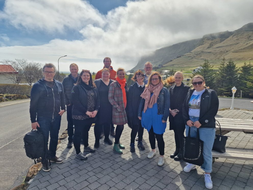 Faghópurinn í góðum gír í sólinni í Vík