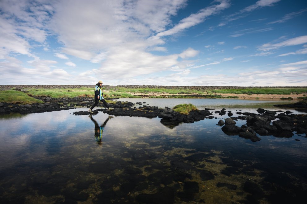 Tiptoeing between stones in Stokkseyri. Photo by Þráinn Kolbeinsson.