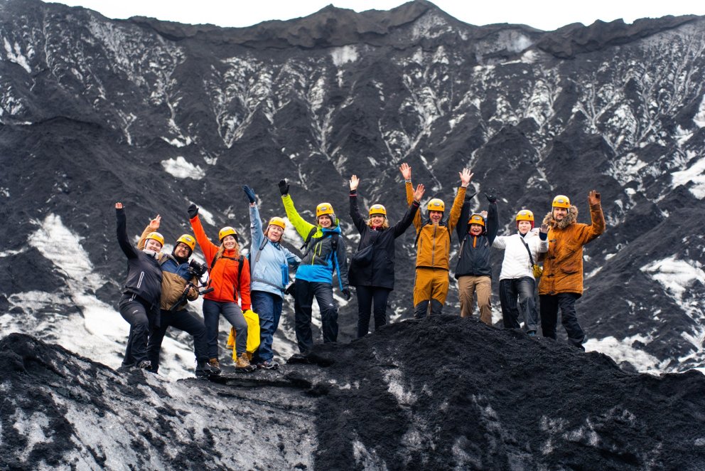 Hópurinn saman kominn á leið í íshelli - mynd: Edelweiss_Loren Bedeli