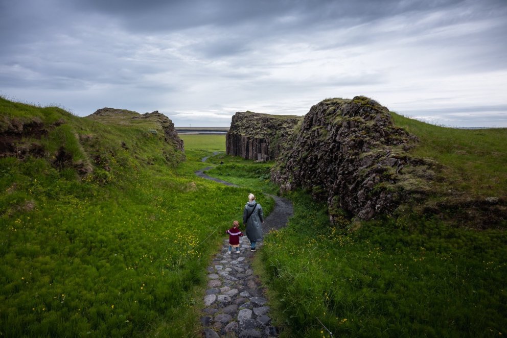 Ferðalangar við Dverghamra. Mynd Þráinn Kolbeinsson.