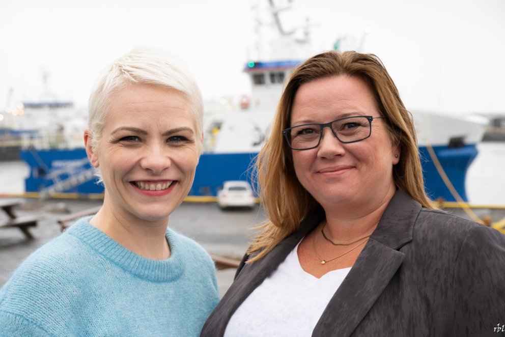 Sigrún og Árdís við höfnina á Höfn í Hornafirði.
