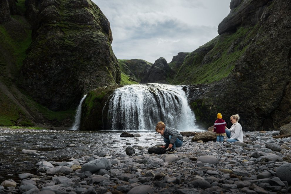 Fjölskylda við Stjórnarfoss. Ljósmyndari Þráinn Kolbeinsson