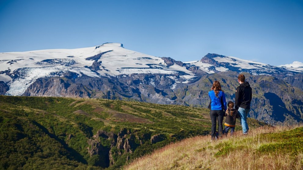 Göngufólk í Þórsmörk. Eyjafjallajökull í baksýn.