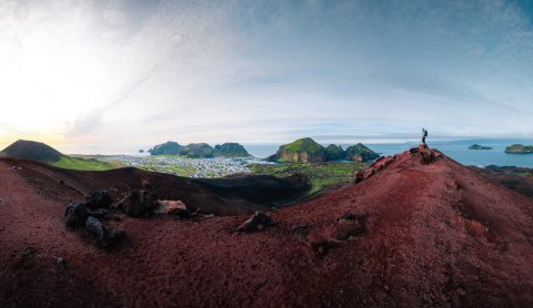Ferðamaður stendur á toppi Eldfells. Ljósmyndari: Þráinn Kolbeinsson.