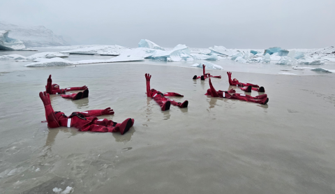 People floating safely in Fjallsárlón glacier lagoon. 