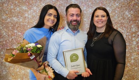 Hlynur og Ólöf veittu viðurkenningunni sprota ársins viðtöku og eru hér ásamt Ragnhildi framkvæmdast…