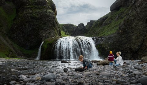 Fjölskylda við Stjórnarfoss. Ljósmyndari Þráinn Kolbeinsson