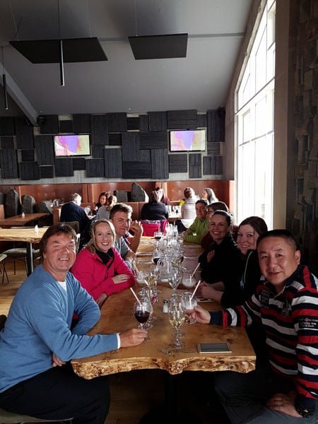 Ánægðir ferðaheildsalar á veitingastaðnum Glímu við Geysi.